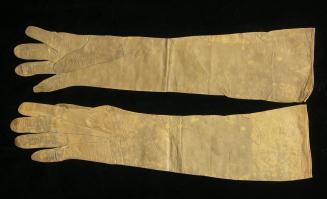 2009 Record shot by L. Baumgarten. Pair of Leather Gloves.
