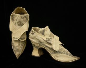 2009 Record shot by L. Baumgarten. 1952-356,1-2. Pair of shoes.