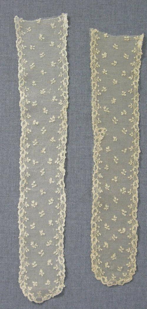 2009 Record shot by L. Baumgarten. 1953-152,1-2. Lace.