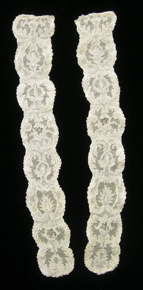 2009 Record shot by L. Baumgarten. 1953-156,1-2. Lappets. 