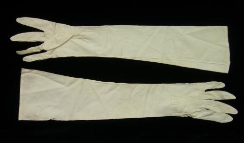 2009 Record shot by L. Baumgarten. 2004-1-2. Gloves.