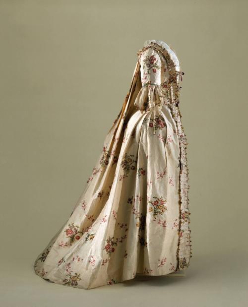 TC99-618. Gown.