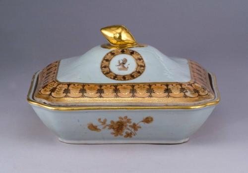 D2011-CL. Vegetable dish and lid.