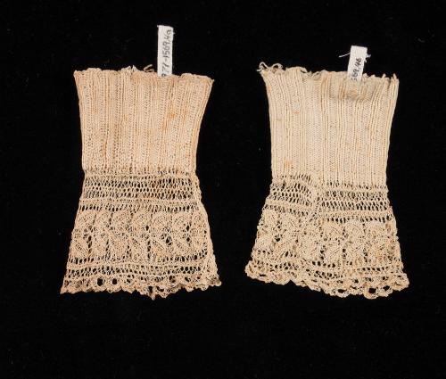 Mitts or Armlets 1971-1569,4A&B