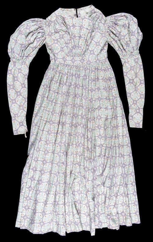 2005-337, Gown
