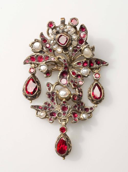 1954-611, Brooch