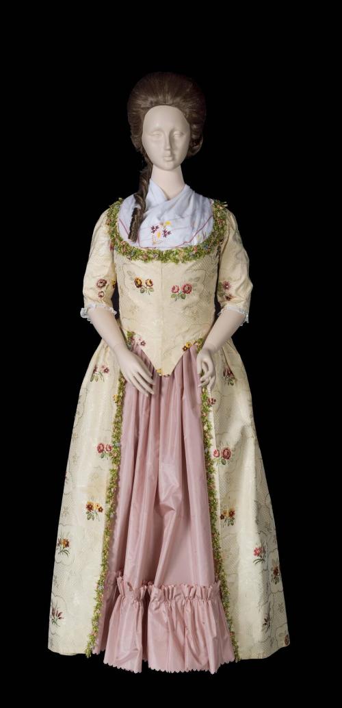 1985-142, Gown