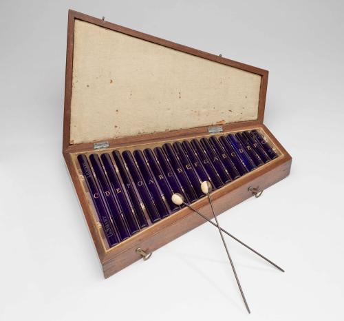 1985-114, Crystallophone