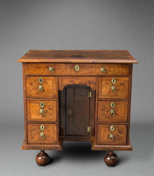 1974-169, Bureau Table