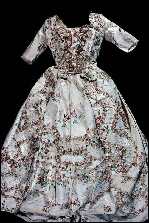 1989-330,1, Gown