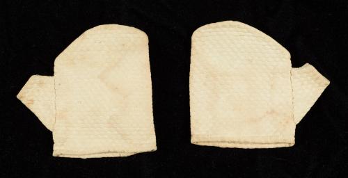 2022.1004.2a&b, Mitts